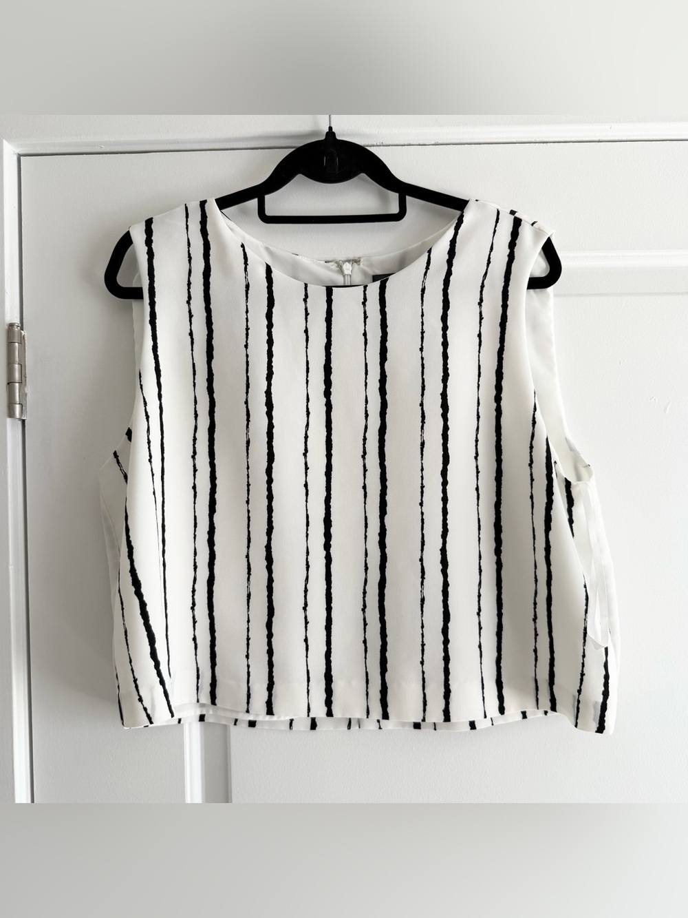 Vince Camuto White & Black Striped Sleeveless Blouse Top